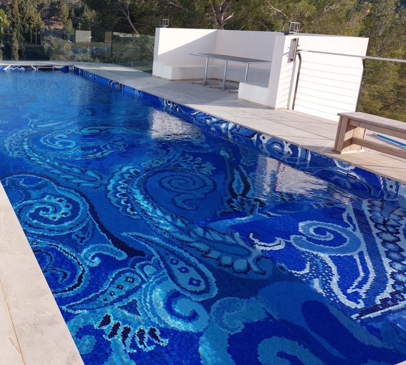 Pool mit buntem Mosaikdesign, das Wellen und tentakelähnliche Muster zeigt.