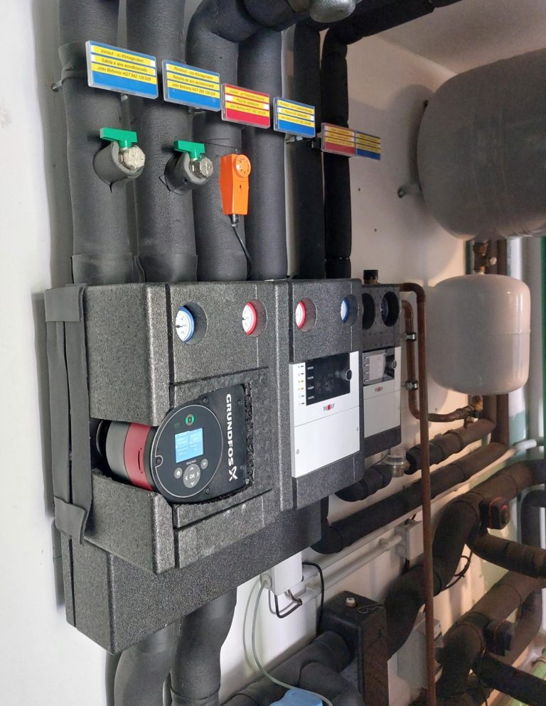 Heizkreisverteiler-Module mit Umwälz-Pumpe, Absperr-Ventilen und Thermometer. Steuerungseinheit für Solar und Heizkreise.
